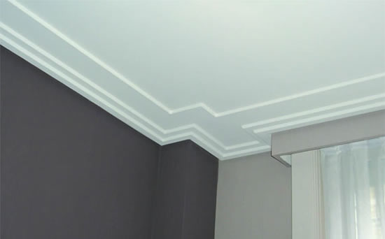 как клеить молдинги на потолок