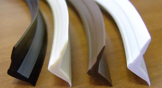 установка заглушки на натяжной потолок