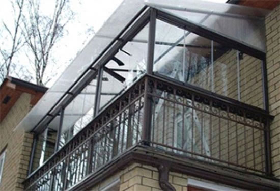 остекление балконов с крышей установка