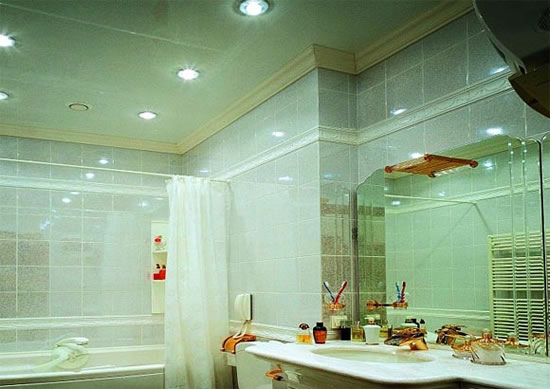 как крепить плинтус потолочный для ванной