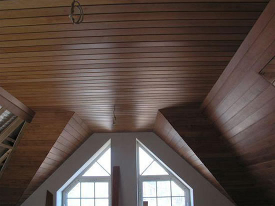 отделка потолков в деревянном доме особенности
