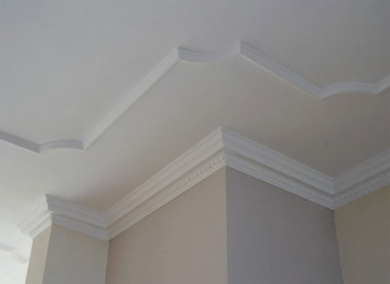 установка молдингов на потолок