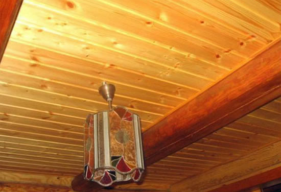 отделка потолка в деревянном доме своими руками